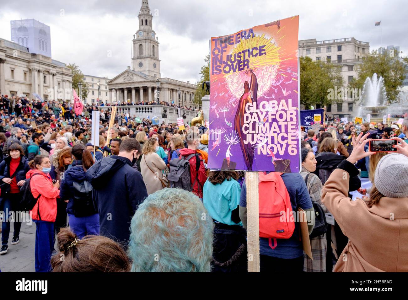 Los activistas ambientales se congregan en Trafalgar Square el Día Mundial por la Justicia Climática, Londres, Reino Unido. Foto de stock