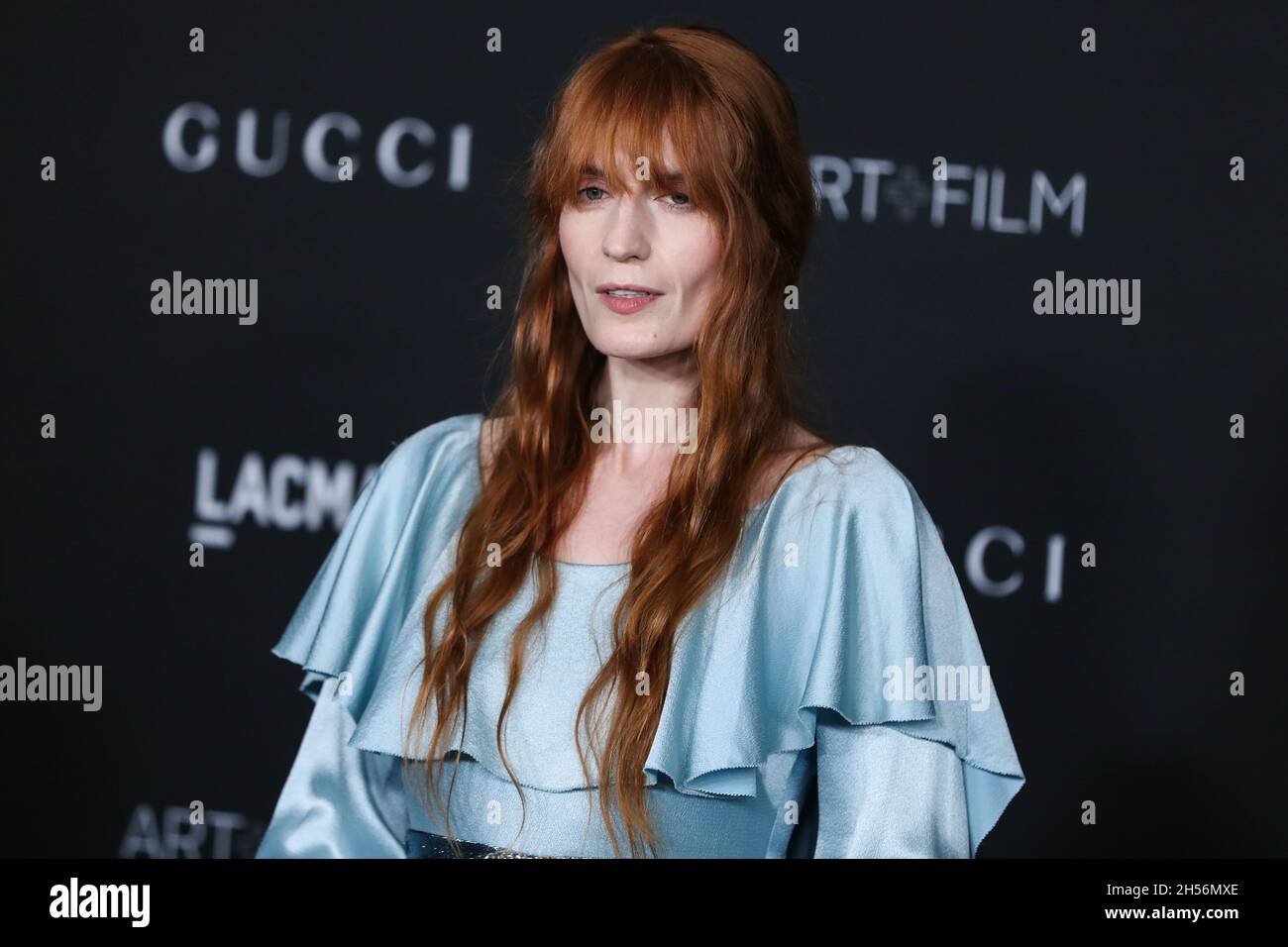 LOS ÁNGELES, CALIFORNIA, EE.UU. - 06 DE NOVIEMBRE: La cantante Florence  Welch vistiendo un vestido de Gucci llega a la Gala anual de arte y cine  LACMA 2021 de 10th, celebrada en