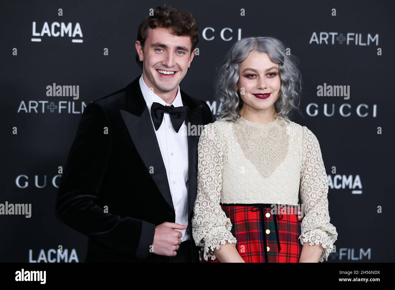 LOS ÁNGELES, CALIFORNIA, EE.UU. - 06 DE NOVIEMBRE: Paul Mescal y su novia  Phoebe Bridgers llegan a 10th la Gala Anual de Arte + Cine de LACMA 2021  que se celebra en