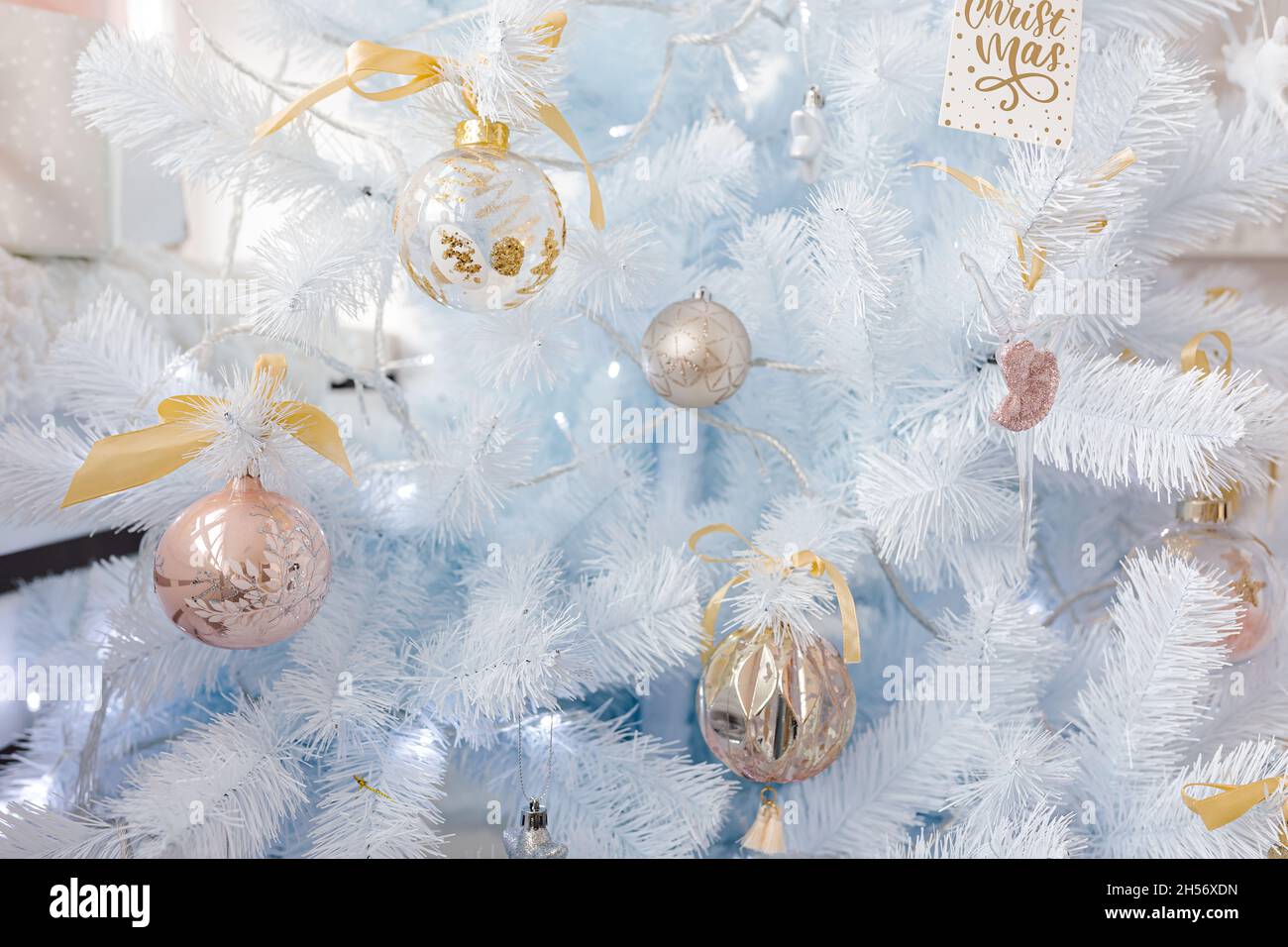Árbol de Navidad blanco decorado con bolas de Navidad de color rosa dorado  plateado y hermosas bolas de cristal en rama azul blanco brillante y hada,  decorativo Fotografía de stock - Alamy
