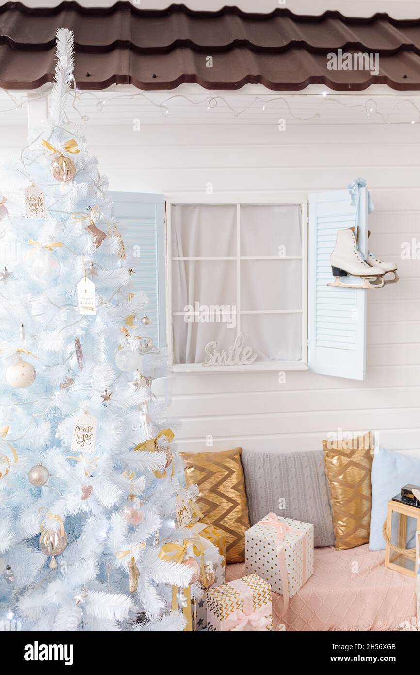 Árbol de Navidad blanco decorado con bolas de Navidad de color rosa dorado  plateado y hermosas bolas de cristal en rama azul blanco brillante y hada,  decorativo Fotografía de stock - Alamy