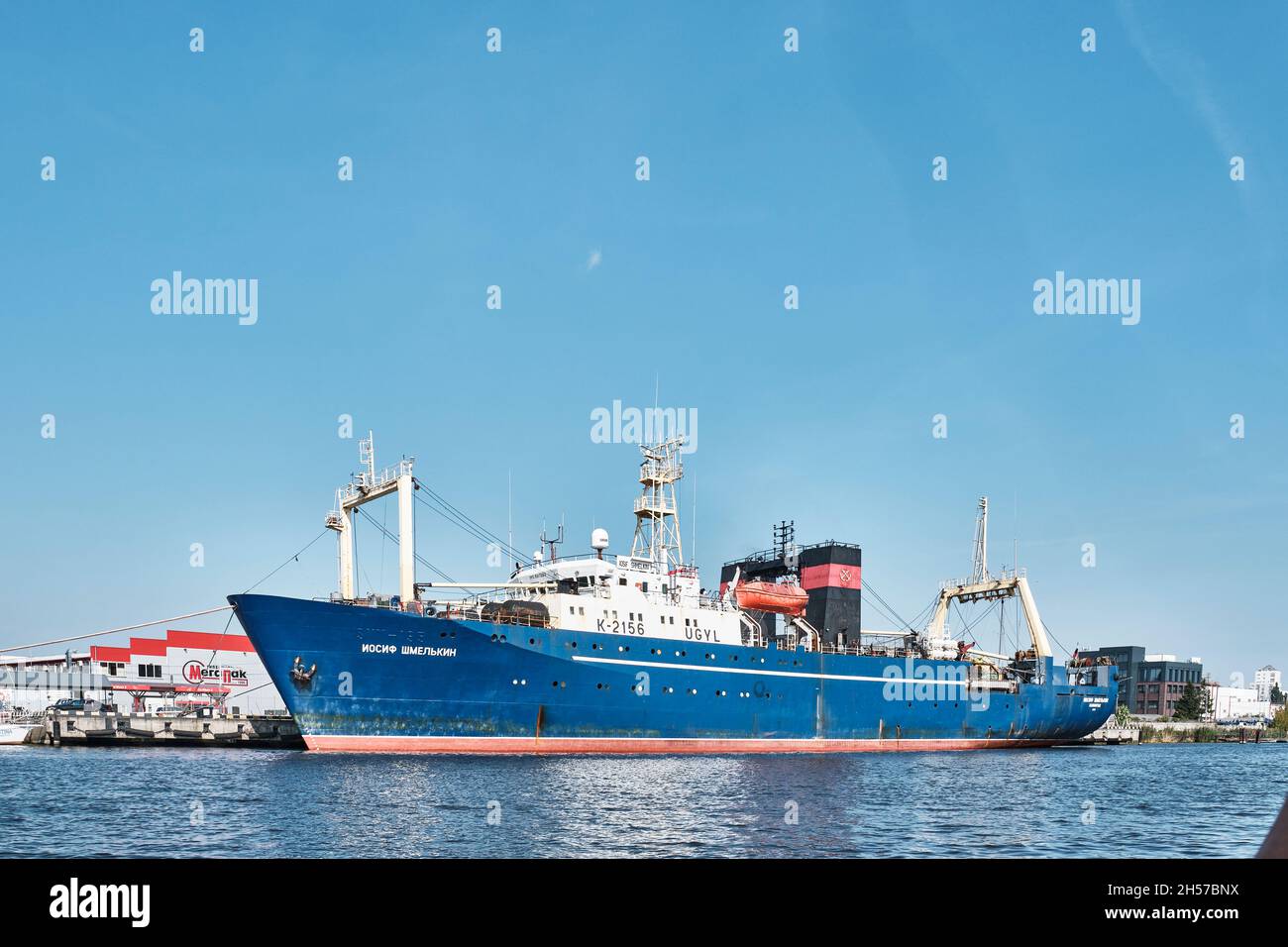 Gran arrastrero de pesca con congelador, buque IOSIF SHMELKIN en el río Pregolya, Kaliningrado. Rusia Foto de stock