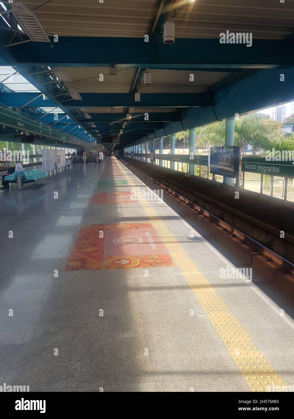 Estación de metro Santos-Imigrantes Fotografía de stock - Alamy Estación de metro Santos-Imigrantes Fotografía de stock - Alamy
