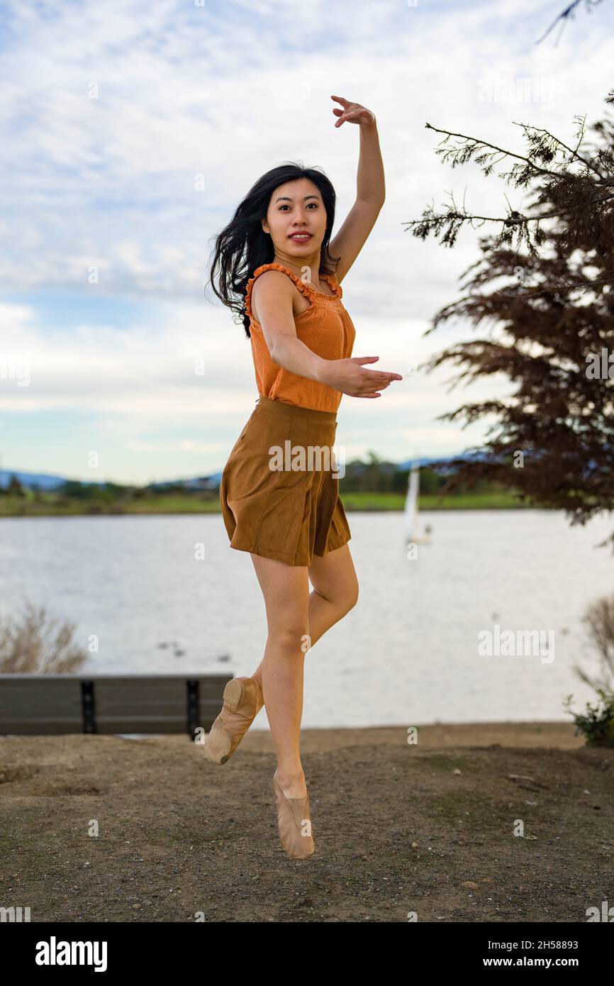 Mujer en un vestido haciendo ballet poses en las marismas Foto de stock