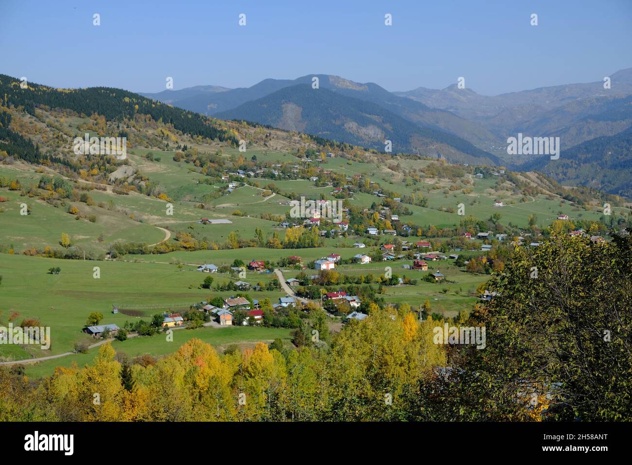 Las bellezas naturales de la provincia de Artvin ofrecen maravillosas vistas a sus visitantes en otoño. Foto de stock