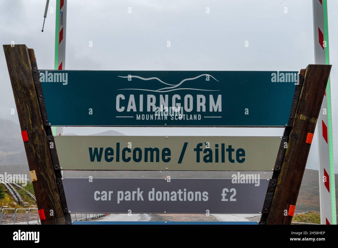 Cairngorm, Escocia- 18 de octubre de 2021: La señal principal para Cairngorm Mountain Scotland en la entrada al aparcamiento del hotel de esquí Foto de stock