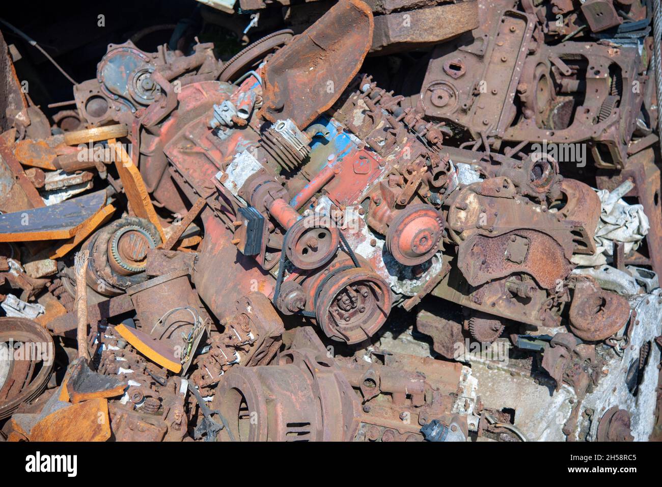 Pilas de chatarra de motores de combustión interna apilados en un patio de  chatarra Fotografía de stock - Alamy