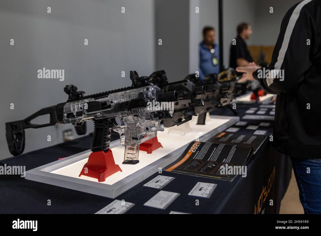 Miami, Estados Unidos. 07th Nov, 2021. Florida Gun Shows, el mayor promotor  de espectáculos de armas en Miami, Florida el 7 de noviembre de 2021. Armas  de fuego nuevas, usadas y antiguas,