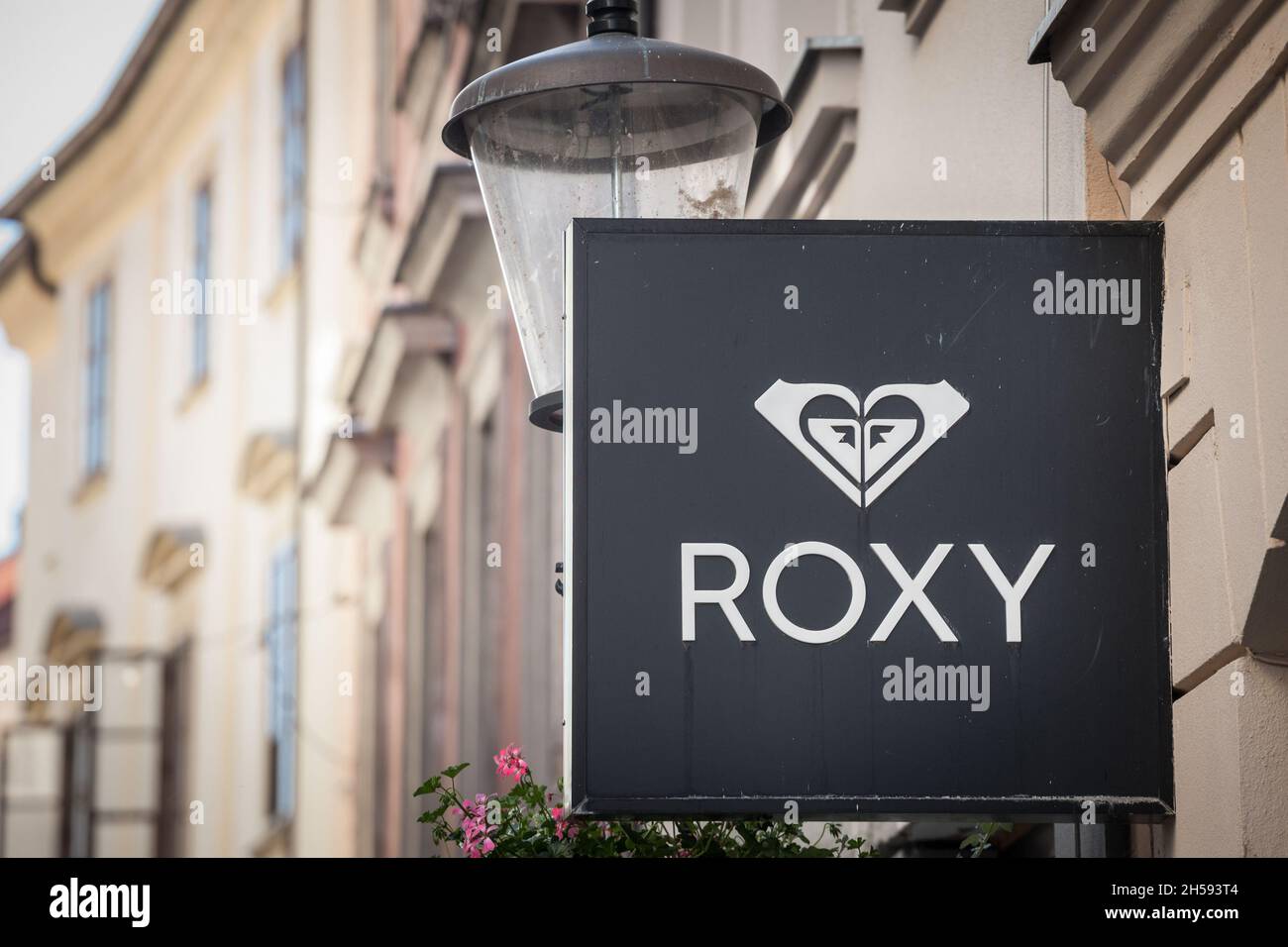 Imagen del logotipo de Roxy en su tienda de Ljubljana. Roxy una compañía  deportiva al por menor estadounidense. Es uno de los mayores fabricantes de  ropa de surf del mundo Fotografía de