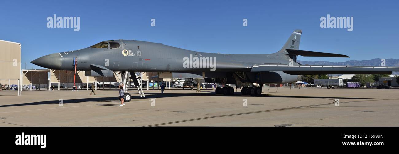 Tucson, EE.UU. - 6 de noviembre de 2021: Un bombardero de la Fuerza Aérea B-1 'Bone'-'Lancer' en la pista de aterrizaje de la Base de la Fuerza Aérea Davis-Monthan. Foto de stock