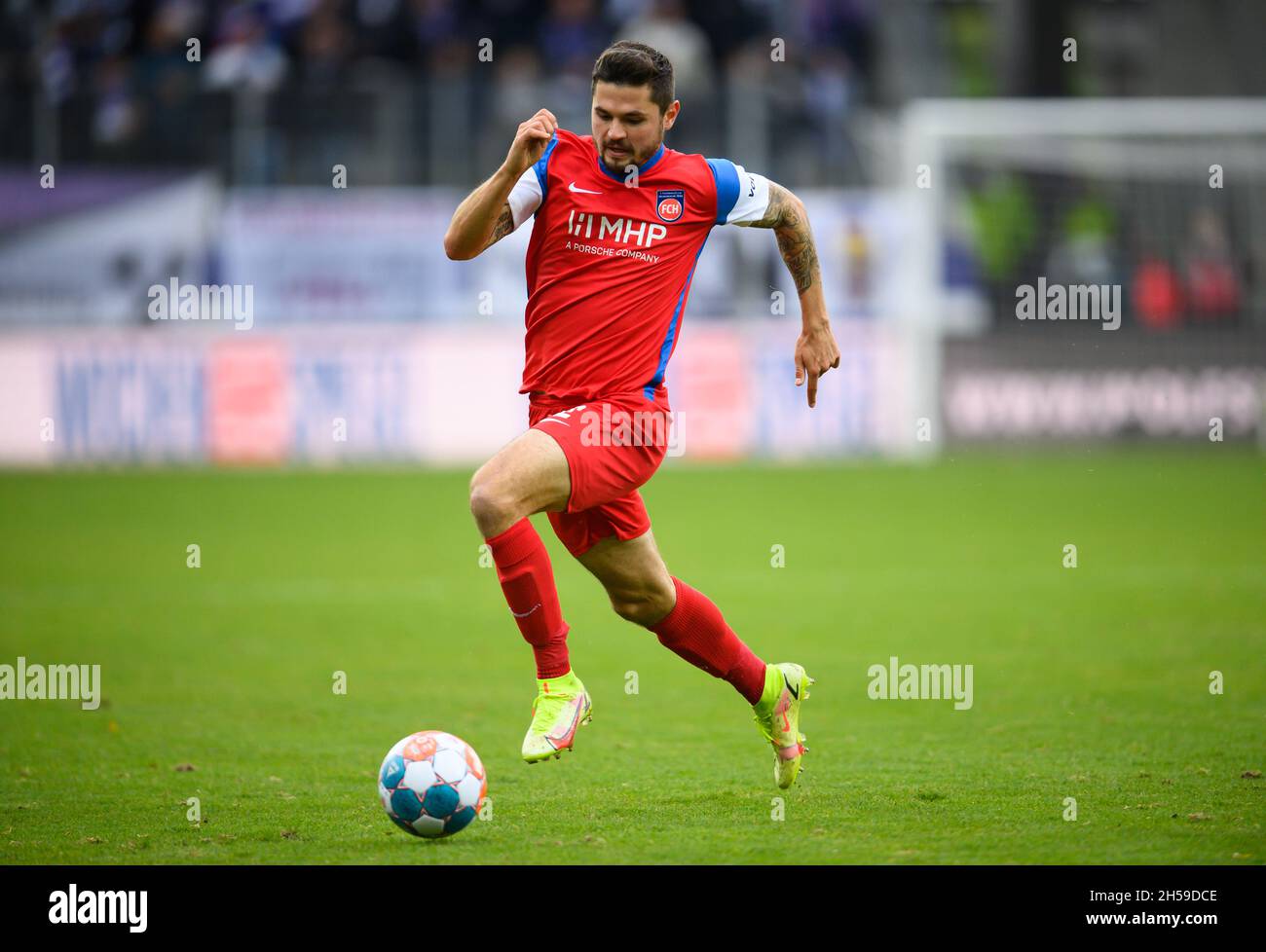 Aue, Alemania. 07th Nov, 2021. Fútbol: 2. Bundesliga, Erzgebirge Aue - 1. FC Heidenheim, día 13, Erzgebirgsstadion. Marnon Busch de Heidenheim juega el balón. Crédito: Robert Michael/dpa-Zentralbild/dpa - NOTA IMPORTANTE: De acuerdo con la normativa de la DFL Deutsche Fußball Liga y/o la DFB Deutscher Fußball-Bund, está prohibido utilizar o utilizar fotografías tomadas en el estadio y/o del partido en forma de imágenes secuenciales y/o series de fotos similares a las de vídeo./dpa/Alamy Live News Foto de stock