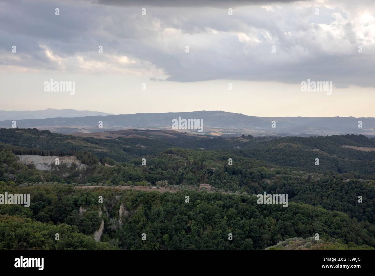 Vista del paisaje desde el pueblo de Chiusure, Asciano, Toscana, Italia Foto de stock