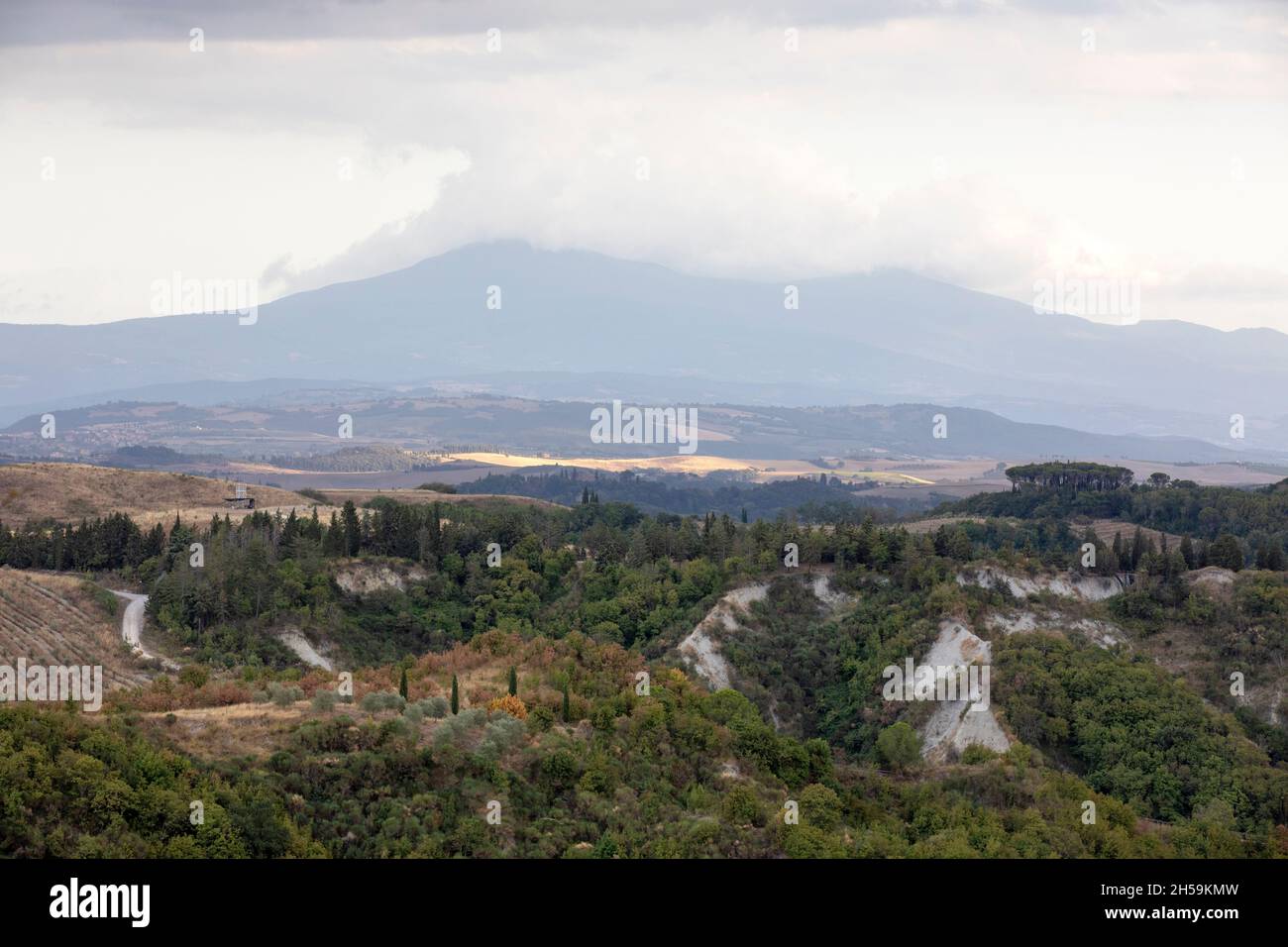 Vista del paisaje desde el pueblo de Chiusure, Asciano, Toscana, Italia Foto de stock