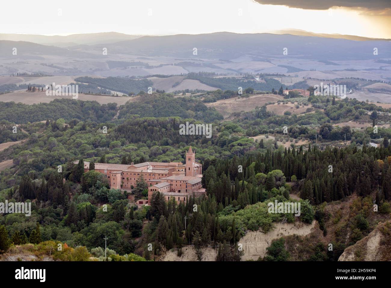 Vista del paisaje desde el pueblo de Chiusure y la abadía de Monteoliveto Maggiore, Asciano, Toscana, Italia Foto de stock