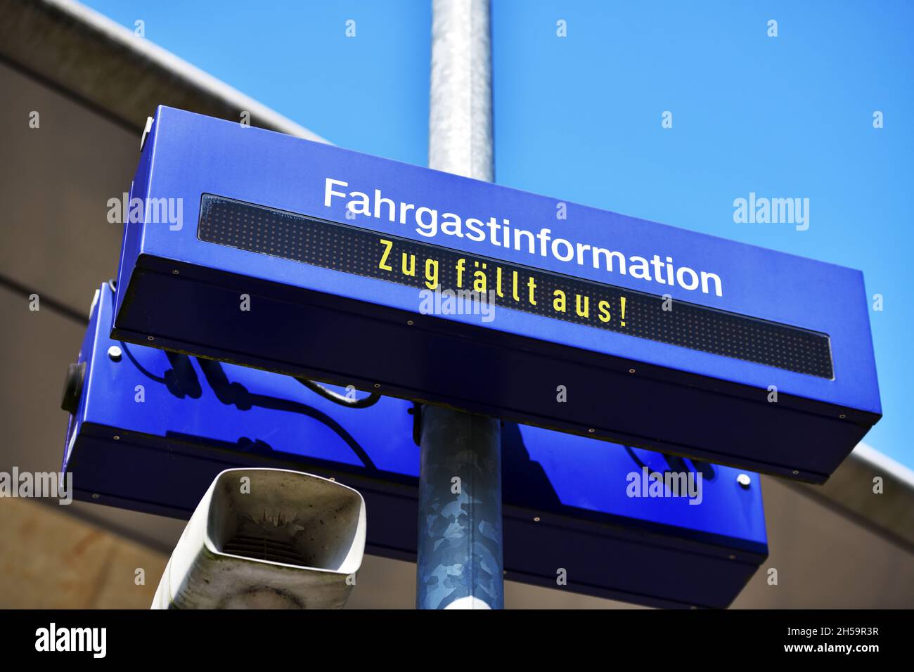 FOTOMONTAGE, Anzeigetafel an einem Bahnsteig mit der Aufschrift Zug fällt aus!, Symbolfoto Bahnstreik Foto de stock