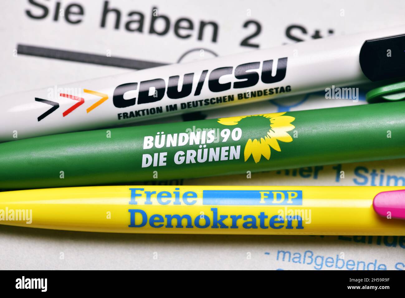 Parteien-Kugelschreiber auf einem Stimmzettel, Koalimaus CDU/CSU, den Grünen und FDP, Jamaika-Koalim Foto de stock