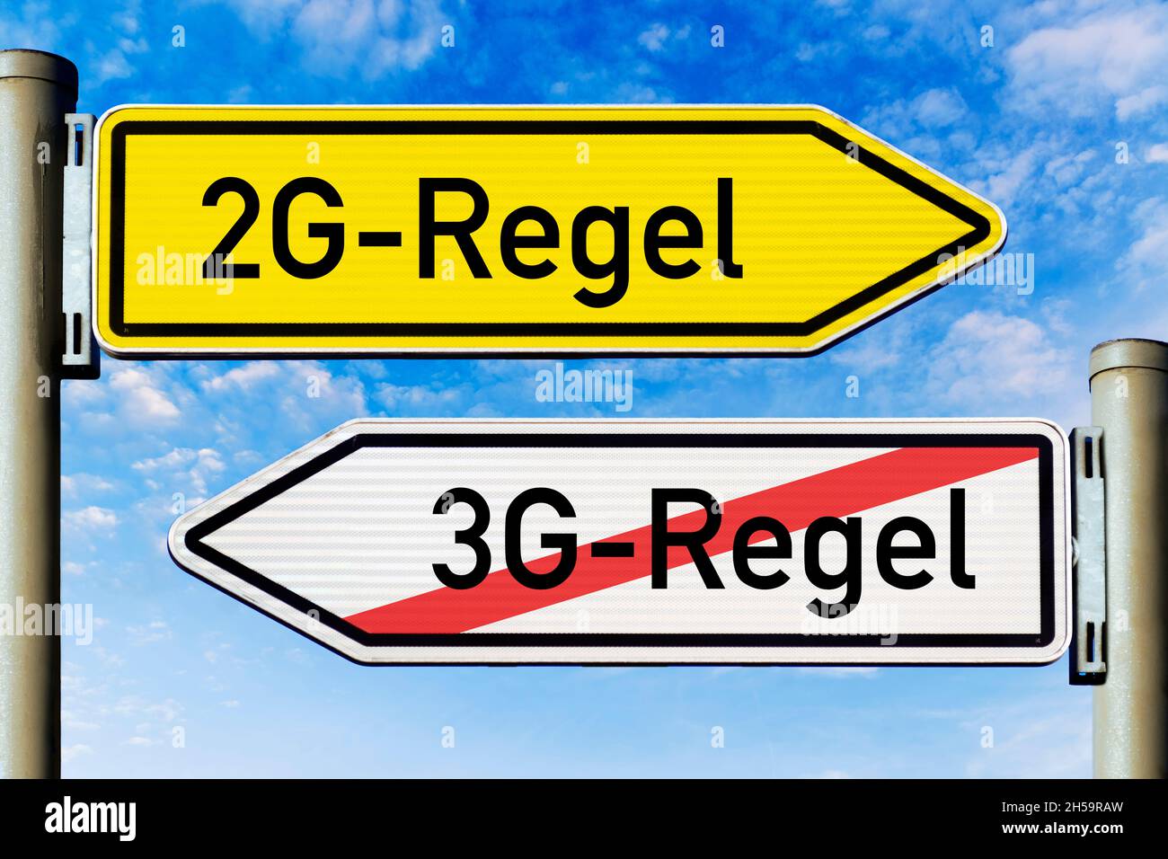 FOTOMONTAGE, Wegweiser mit der Aufschrift 2G-Regel und 3G-Regel Foto de stock