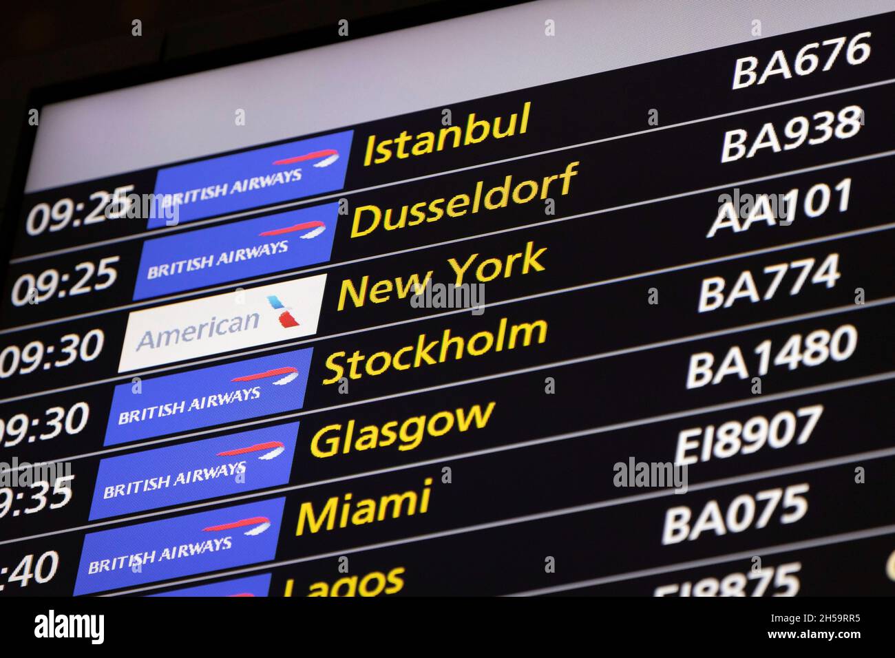 Una pantalla que muestra el vuelo 101 de American Airlines entre Londres y  Nueva York se ve en el aeropuerto internacional de Heathrow, tras el  levantamiento de las restricciones a la entrada