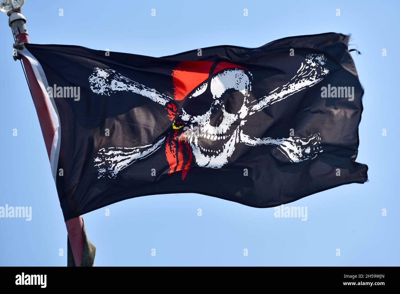 Wehende Piratenflagge Foto de stock