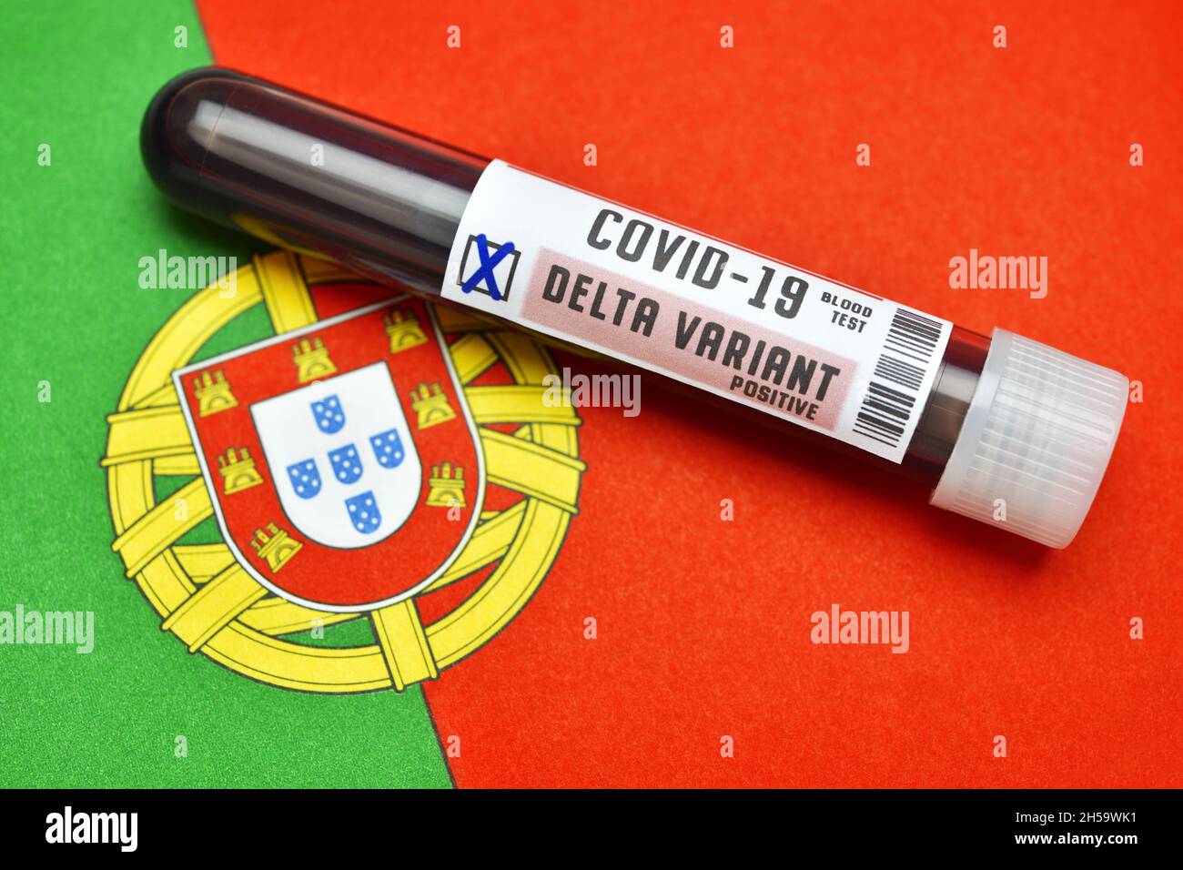 Blutprobe mit Coronavirus Delta-Variante B.1.617.2 auf Fahne von Portugal Foto de stock