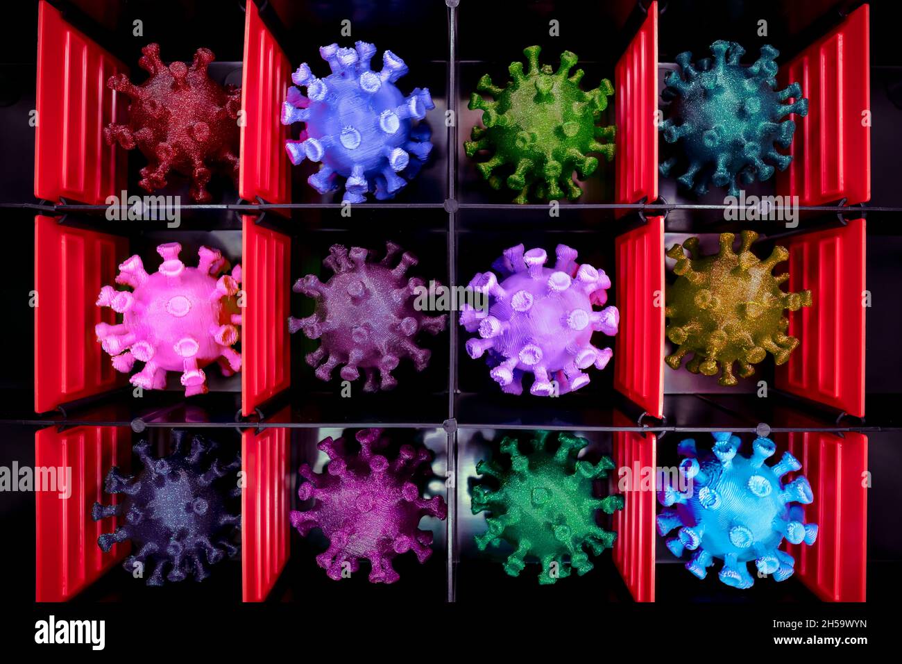 FOTOMONTAGE, Corona-Virusvarianten en einer Box Foto de stock