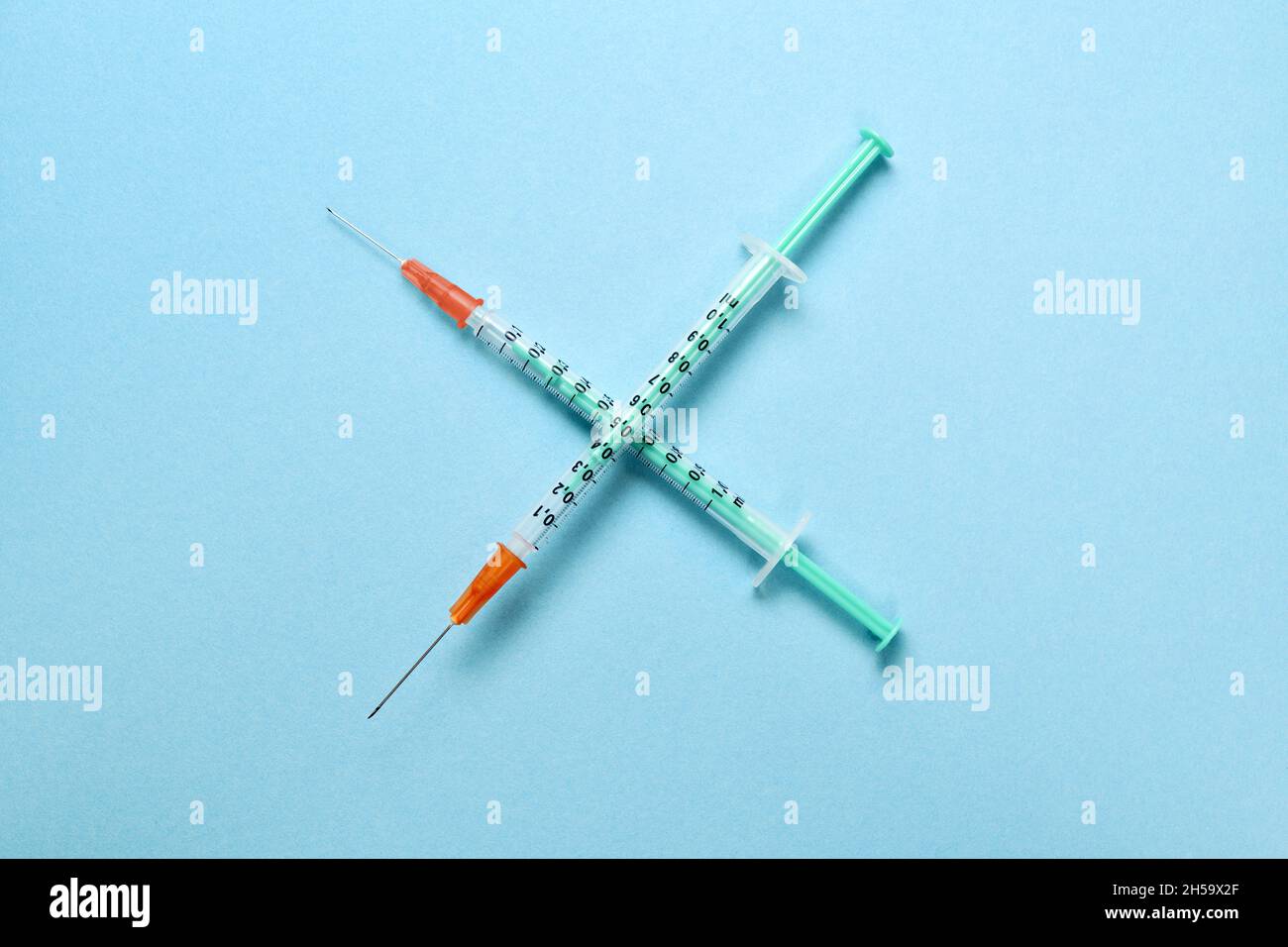 Zwei gekreuzte spritzen, Symbolfoto Kreuzimpfung Foto de stock