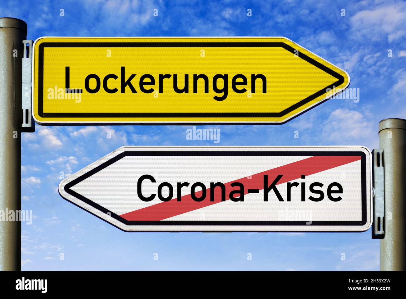 FOTOMONTAGE, Wegweiser mit Aufschrift Lockerungen und durchgestrichener Aufschrift Corona-Krisp Foto de stock