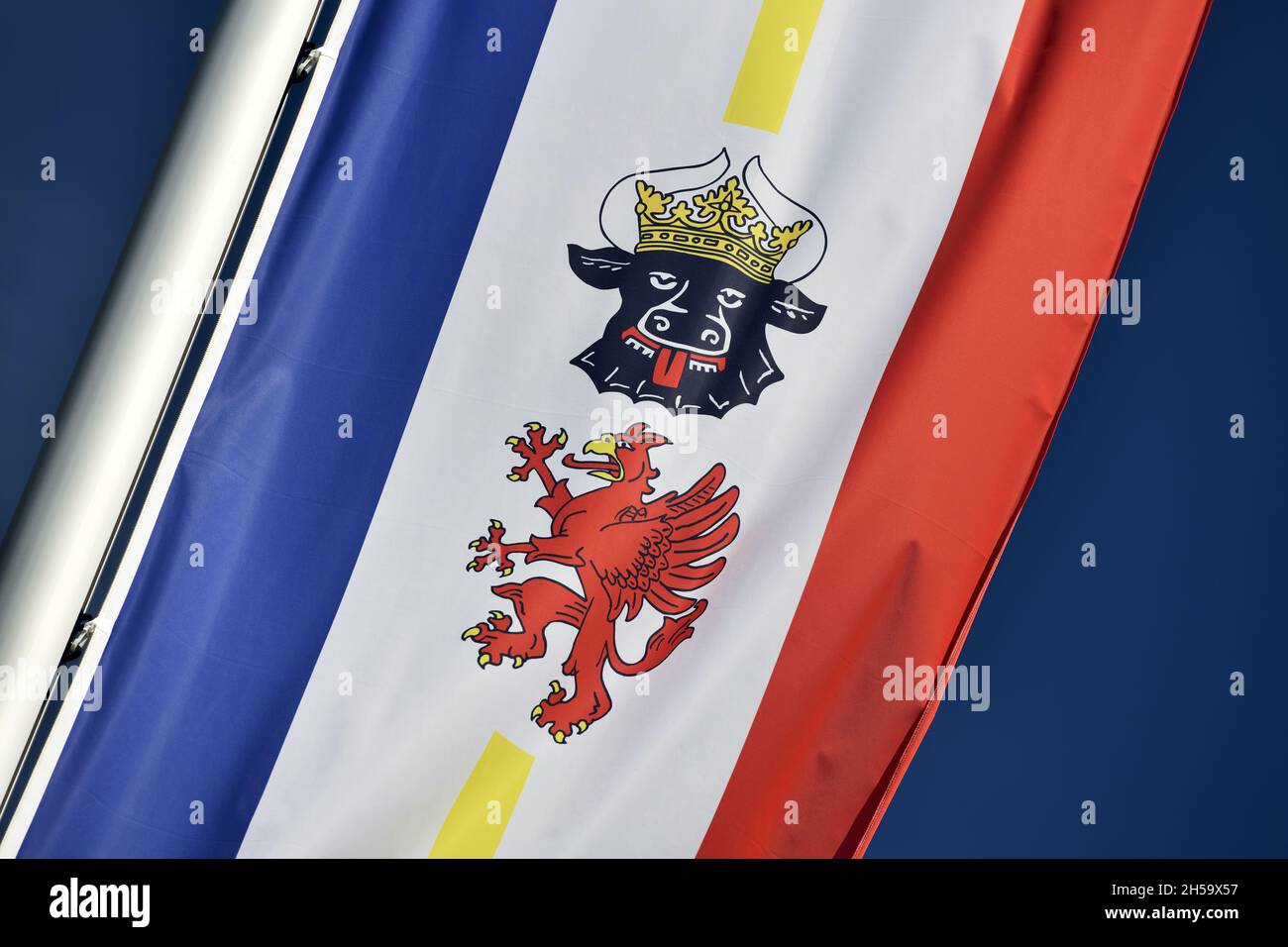 Wehende Fahne des deutschen Bundeslandes Mecklemburgo-Pomerania Occidental Foto de stock