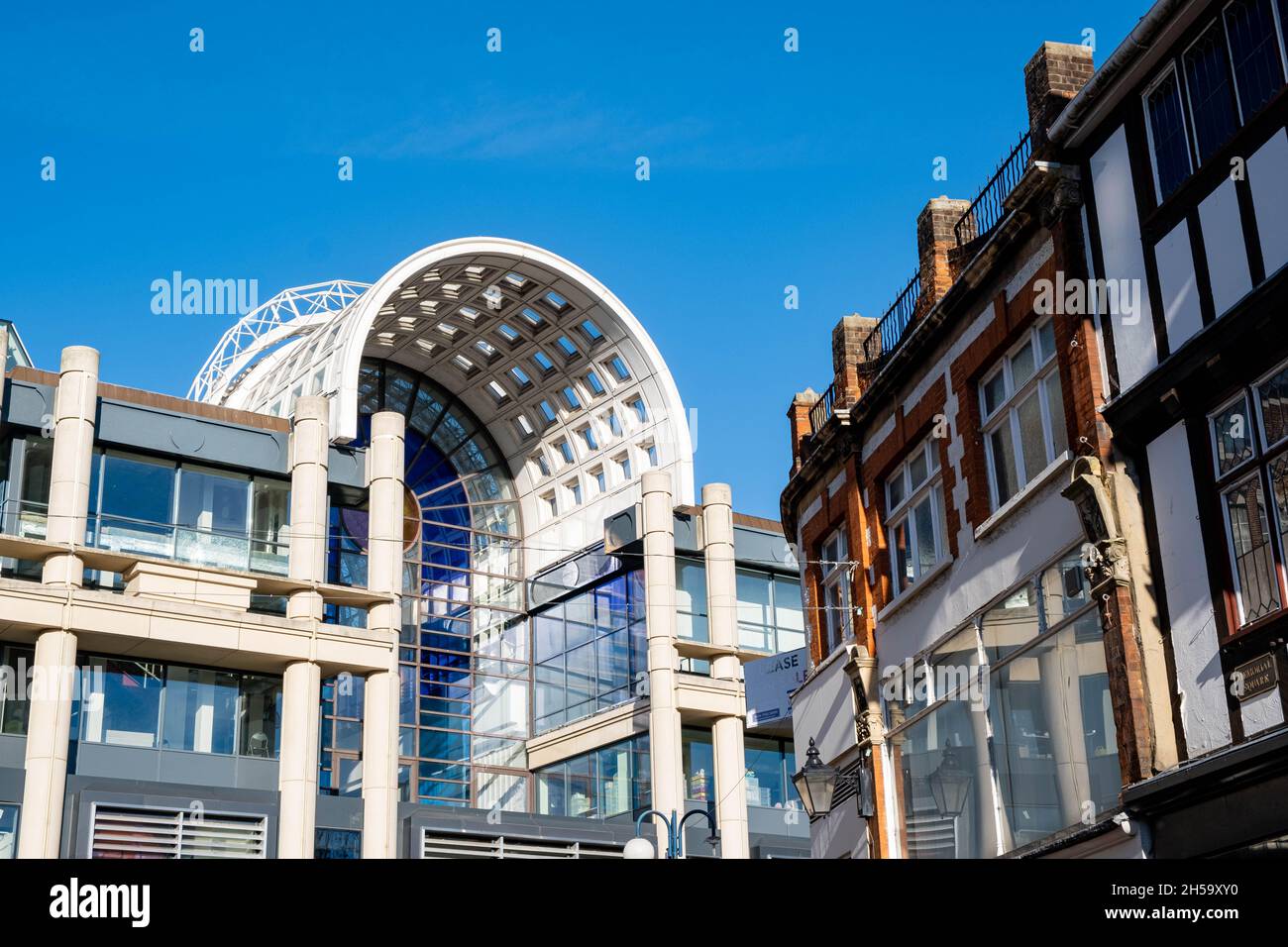 Kingston Upon Thames Londres Inglaterra Reino Unido Noviembre 5 2021, Arquitectura Moderna del Centro Comercial Bentall o Centro Comercial en Londres Reino Unido Mirando hacia arriba Foto de stock