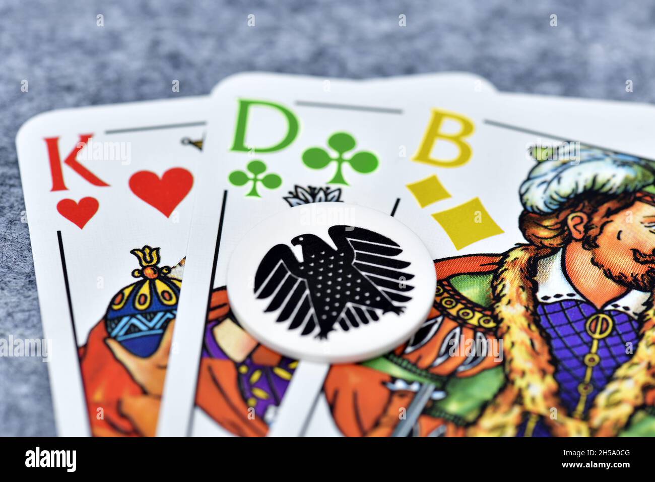 FOTOMONTAGE, Spielkarten en Rot, Grün und Gelb mit Bundesadler, Koalimaus SPD, den Grünen und der FDP, Ampel-Koalk Foto de stock