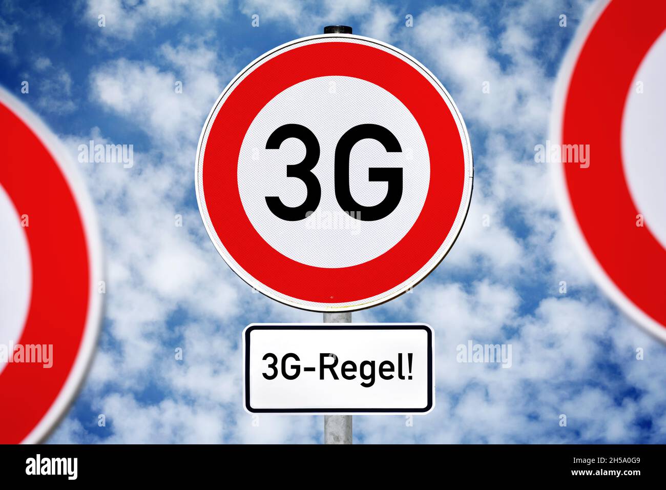 FOTOMONTAGE, Schild mit Aufschrift 3G, 3G-Regel Foto de stock