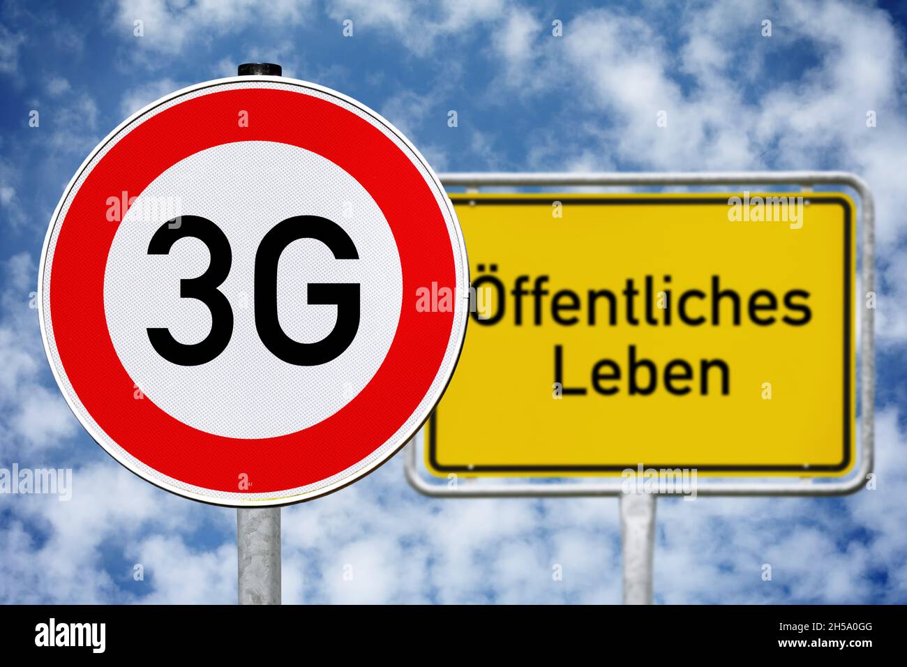 FOTOMONTAGE, Schild mit Aufschrift 3G und Ortsschild mit Aufschrift öffentliches Leben, 3G-Regel Foto de stock