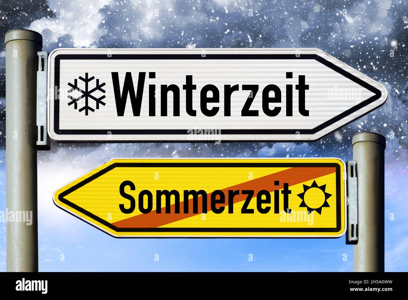 FOTOMONTAGE, Wegweiser Winterzeit und Sommerzeit, Symbolfoto Rückstellung auf Winterzeit, Zeitumstellung Foto de stock