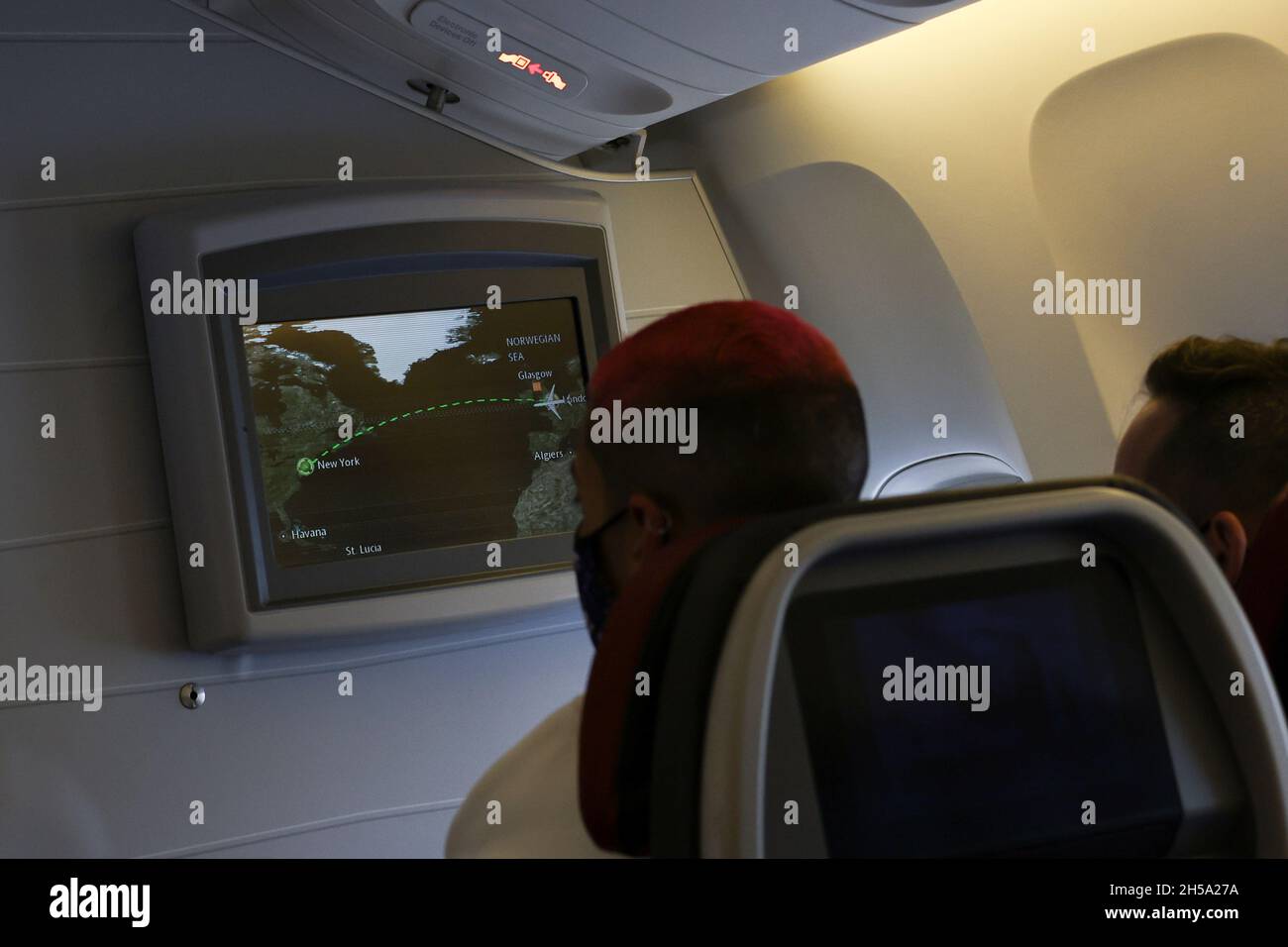 Un pasajero a bordo del vuelo 101 de American Airlines entre Londres y  Nueva York observa el mapa de rutas de vuelos, tras el levantamiento de las  restricciones impuestas a la entrada