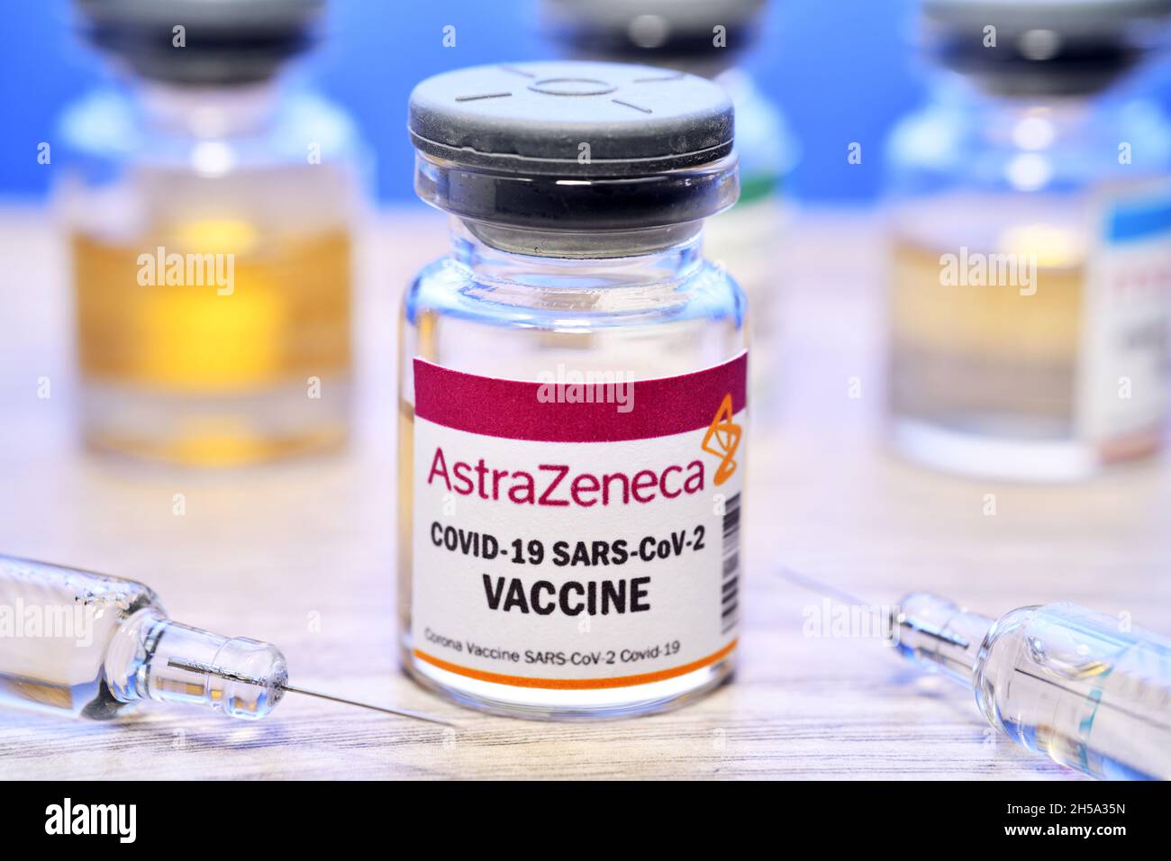Injektionsflasche mit Impfspritzen, Corona-Impfstoff von AstraZeneca, Symbolfoto Foto de stock
