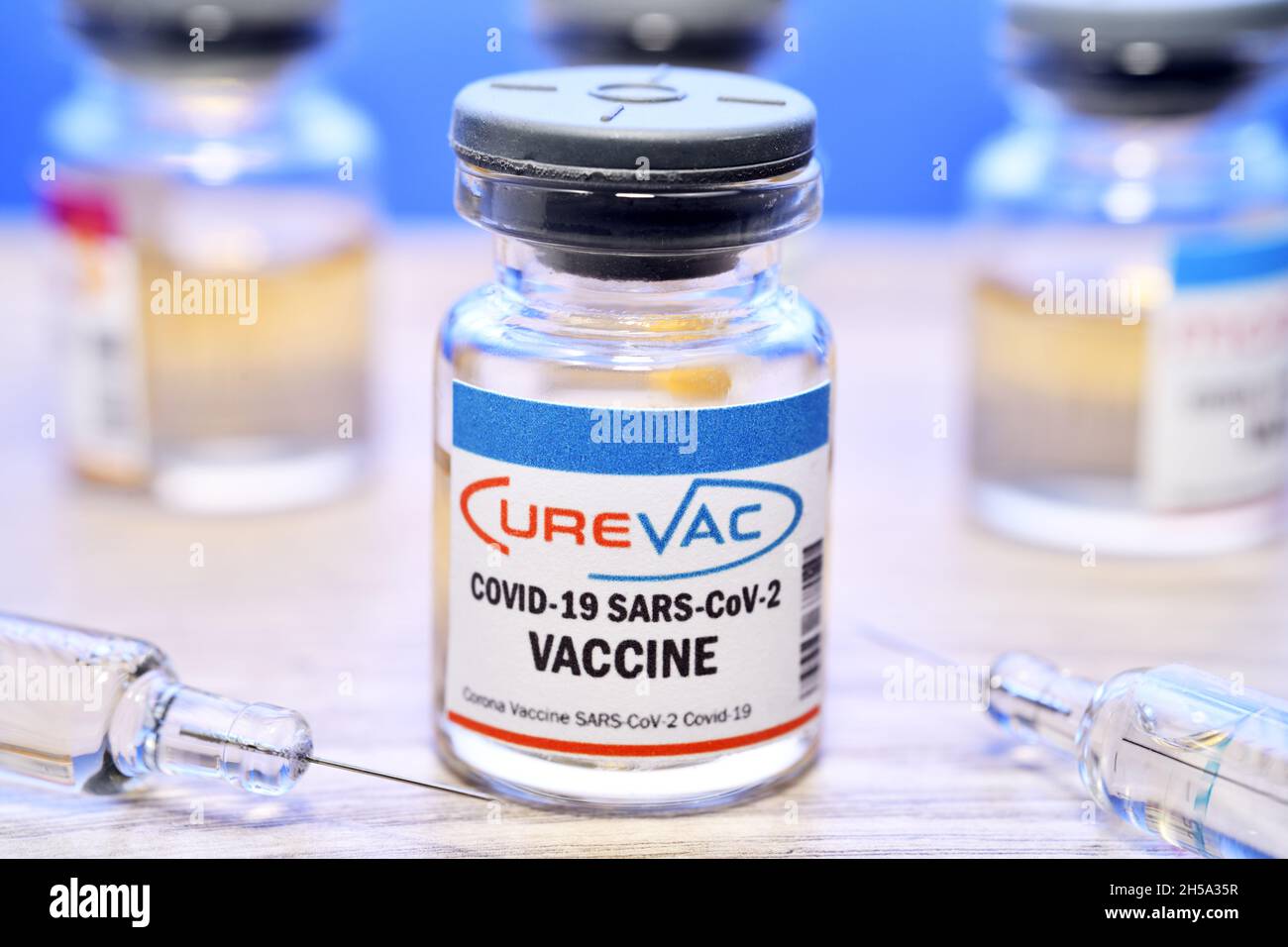 Injektionsflasche mit Impfspritzen, Corona-Impfstoff von CureVac, Symbolfoto Foto de stock