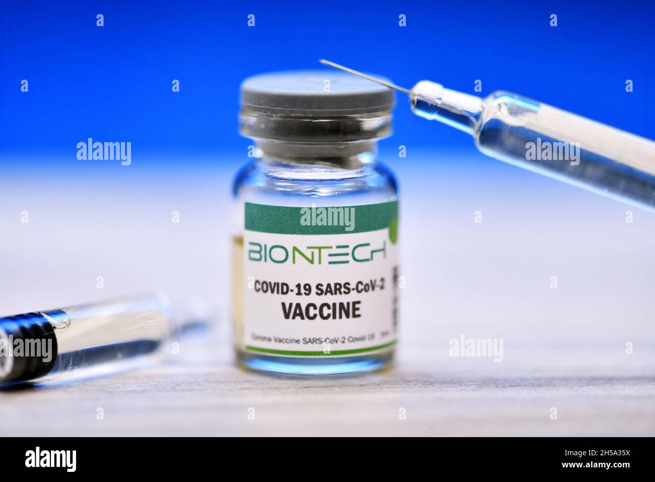 Injektionsflasche mit Impfspritze, Corona-Impfstoff von BioNTech, Symbolfoto Foto de stock
