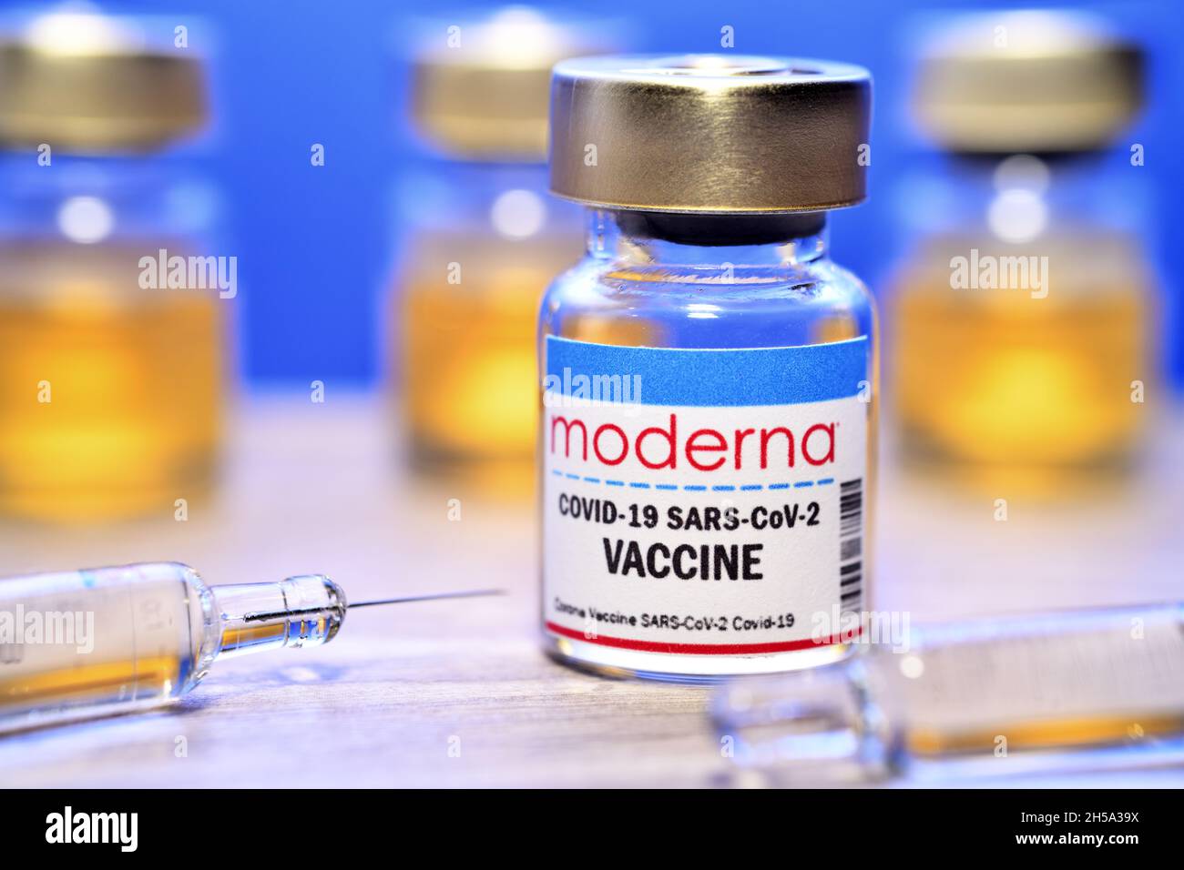 Injektionsflasche mit Impfspritzen, Corona-Impfstoff von Moderna, Symbolfoto Foto de stock
