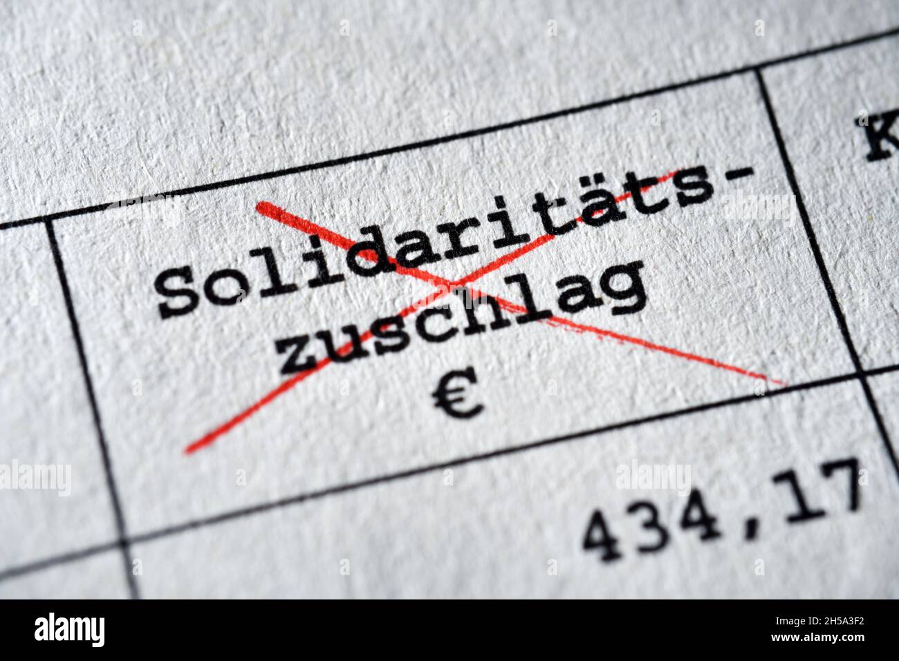 Durchgestrichener Posten für den Solidaritätszuschlag auf einem Steuerbescheid, Symbolfoto Soli-Abschaffung Foto de stock