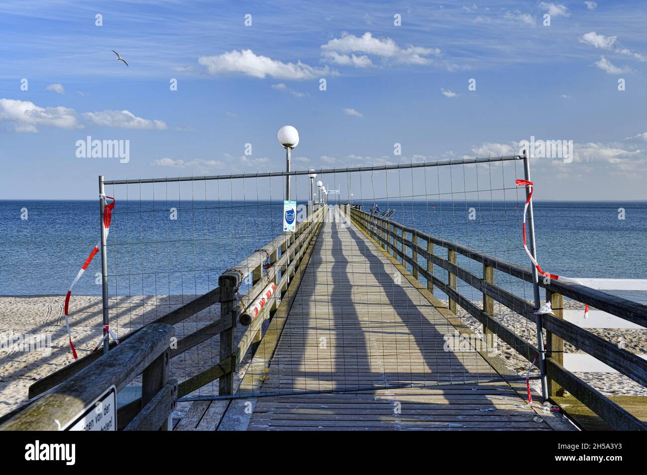 Zum Lockdown gesperrte Seebrücke en Haffkrug, Schleswig-Holstein, Deutschland, Europa Foto de stock