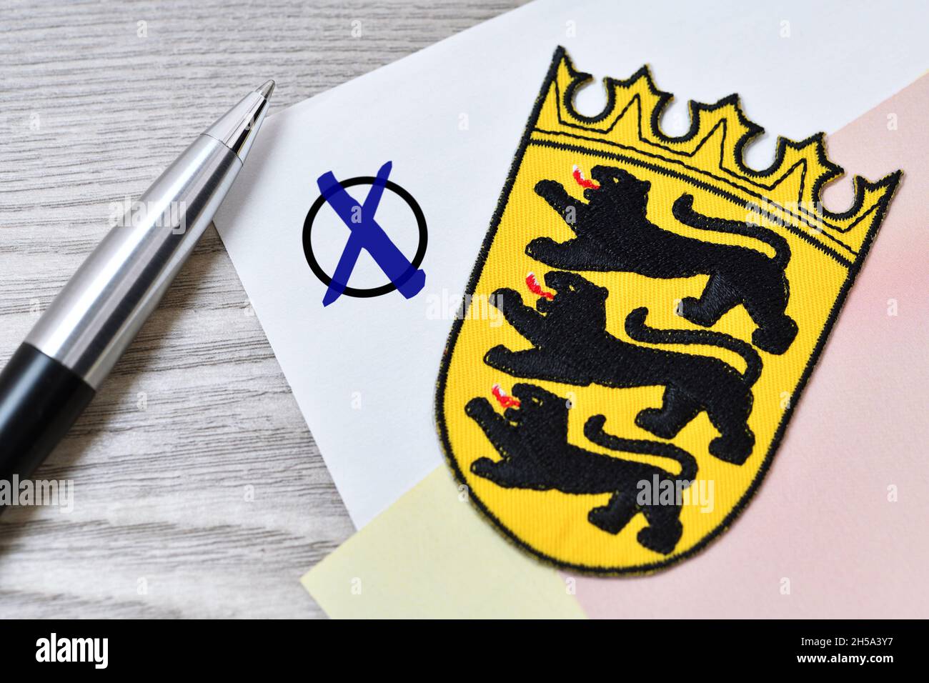 Landeswappen von Baden-Württemberg mit Wahlunterlagen und Wahlkreuz, Symbolfoto Landtagswahl Foto de stock