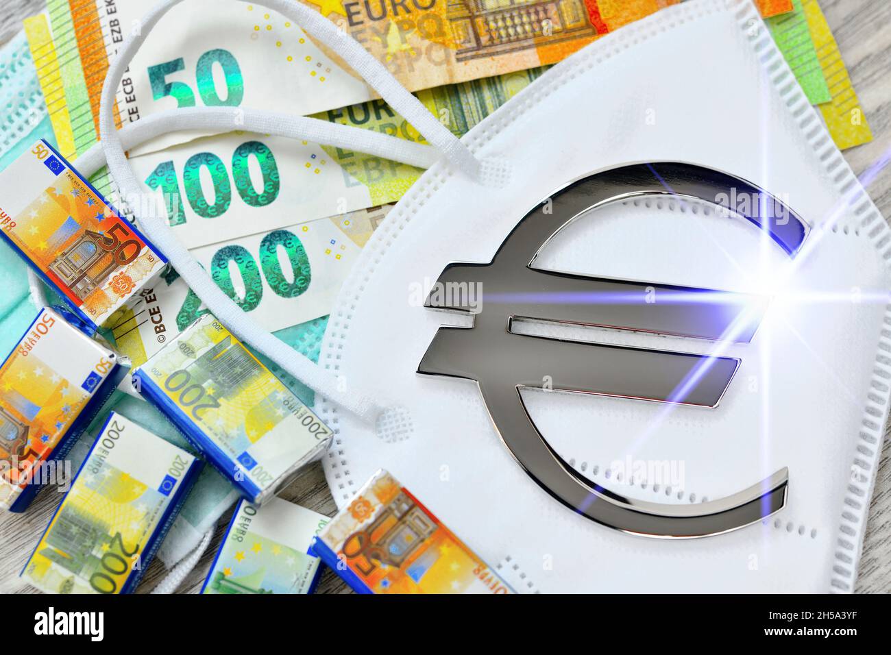 Eurozeichen auf Schutzmasken und Geldscheinen, Symbolfoto Maskenaffäre Foto de stock
