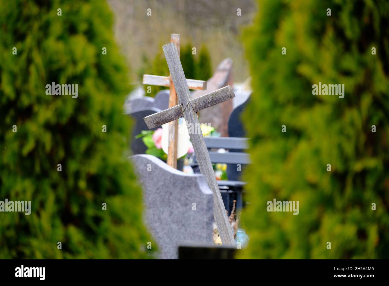 Antigua cruz de madera en un cementerio de Polonia Foto de stock