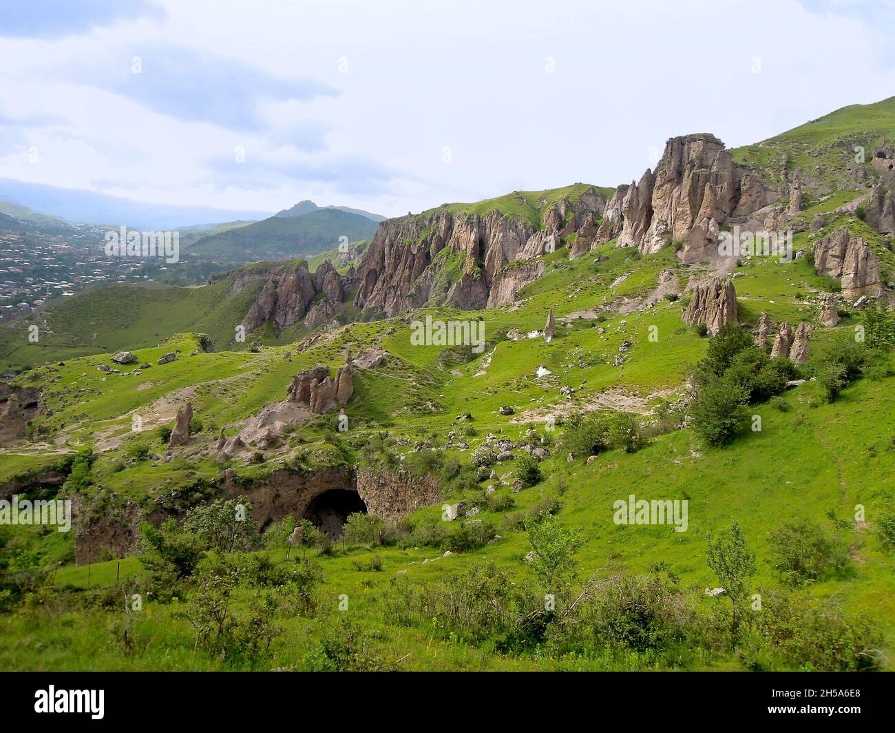 Paisaje de extrañas rocas alrededor de Goris, Armenia, parte del llamado Bosque de Piedra, famoso parque arqueológico y geológico. Algunas formaciones rocosas Foto de stock