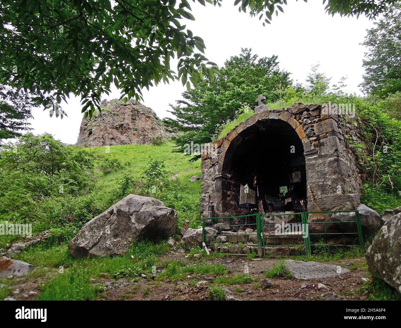 Ruinas de la iglesia en las colinas del bosque de piedra, que rodean la ciudad de Goris en Armenia. Aunque la construcción de la iglesia fue arruinada durante el terremoto, la gente local St Foto de stock