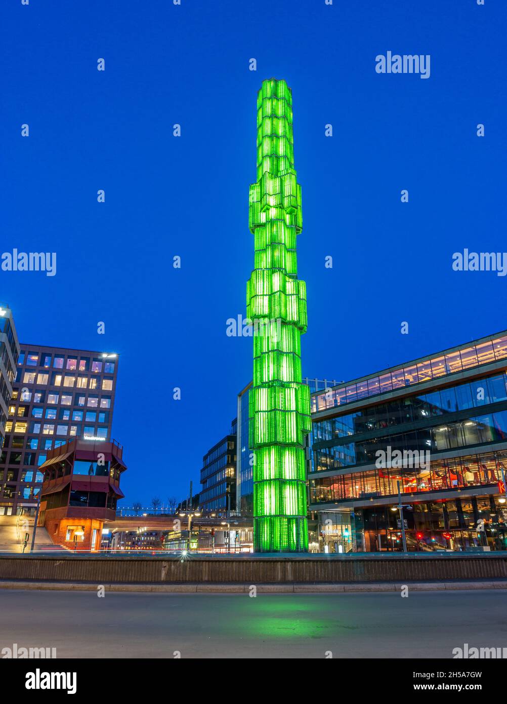 Estocolmo, Suecia - Abril 10: Torre de cristal iluminada de color verde en la plaza Sergel en el centro Foto de stock