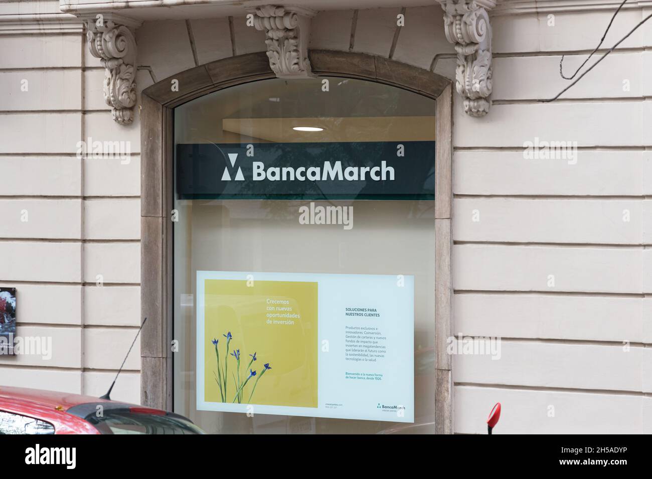 VALENCIA, ESPAÑA - OCTUBRE 14, 2021: Banca March es un banco de inversión y empresa española de servicios financieros Foto de stock