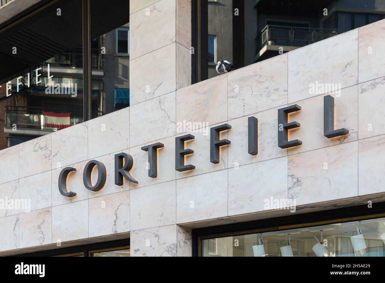 VALENCIA, ESPAÑA - 26 DE OCTUBRE de 2021: Cortefiel es una marca del Grupo  Tendam, uno de los principales minoristas de moda de Europa Fotografía de  stock - Alamy