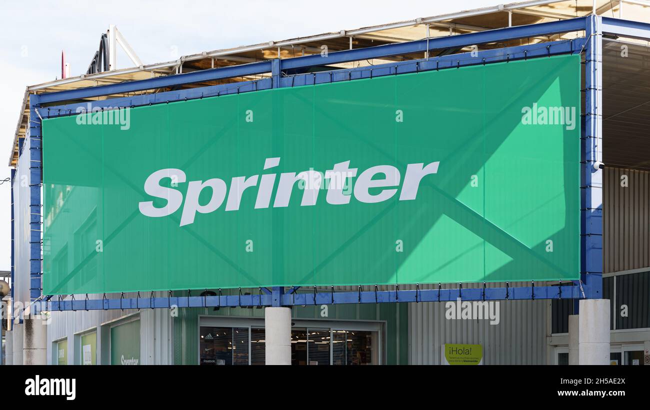 LA ELIANA, ESPAÑA - 27 DE OCTUBRE de 2021: Sprinter es una cadena de tiendas  de ropa deportiva Fotografía de stock - Alamy
