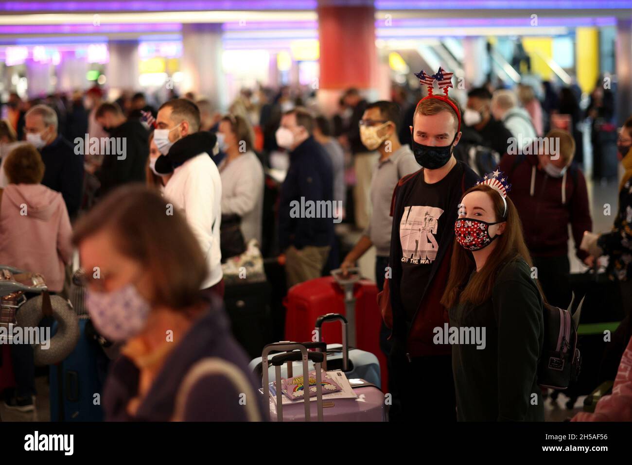 La gente hace cola para facturar en los vuelos de Virgin Atlantic y Delta  Air Lines en la terminal 3 del aeropuerto de Heathrow, tras el  levantamiento de las restricciones impuestas a